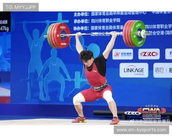中国青年举重运动员在国际赛场夺银